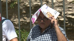 Colosseum draws queues despite scorching heat in Rome