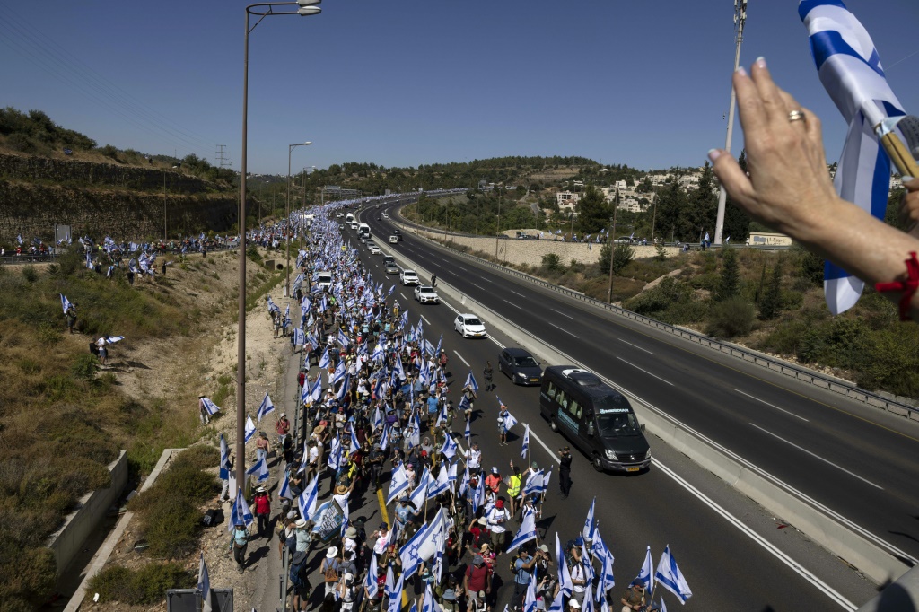 Israel military reservists threaten over judicial revamp