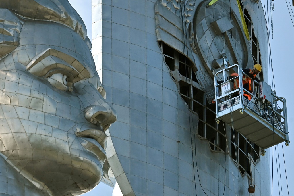 Ukraine removes hammer and sickle from giant Kyiv statue