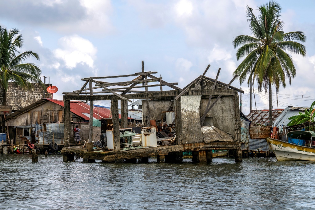 ‘We’re going to sink’: hundreds abandon Caribbean island home