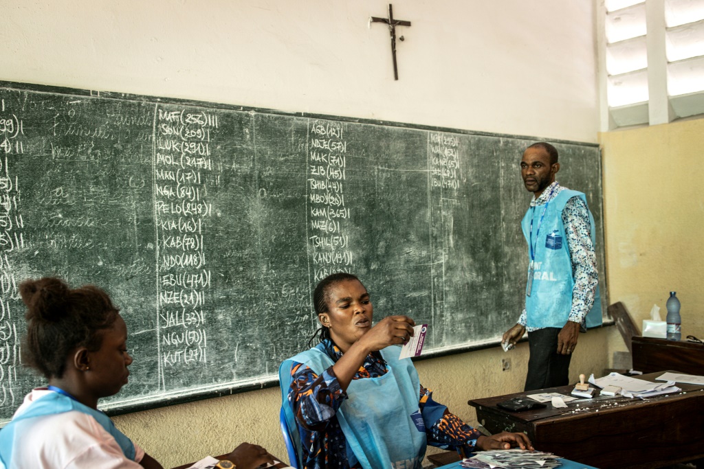 DR Congo in second day of voting after chaotic start