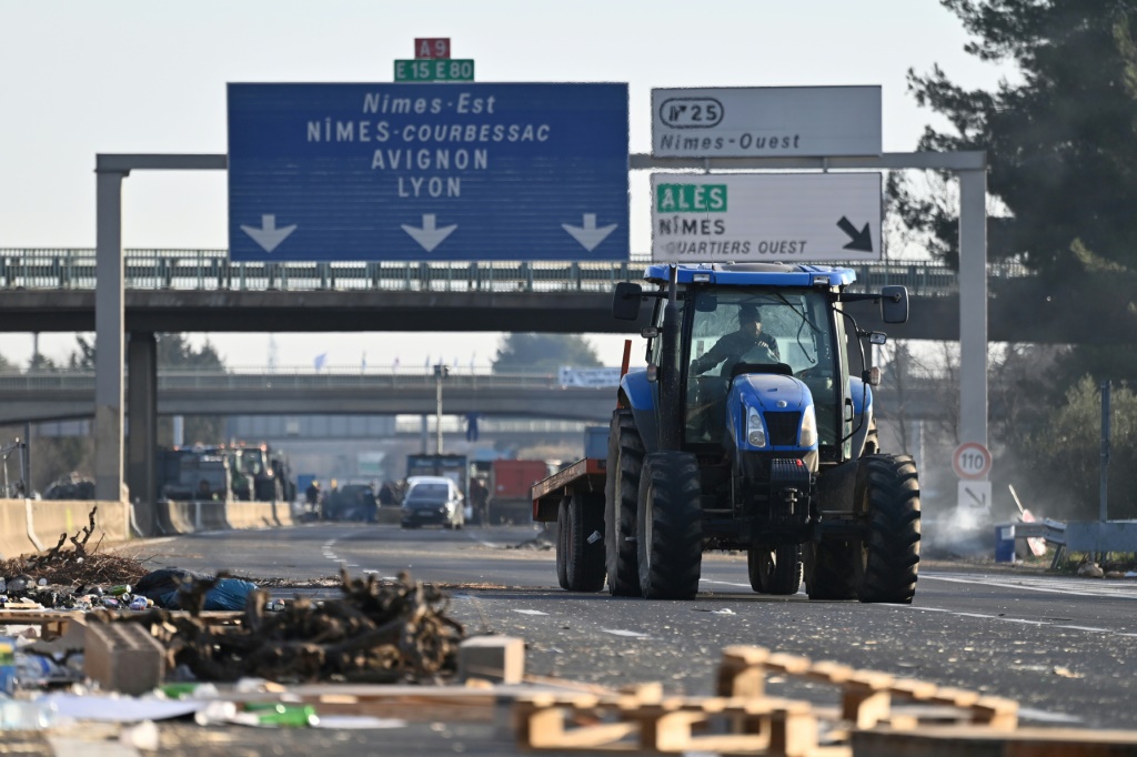 Protesting farmers block major roads into Paris
