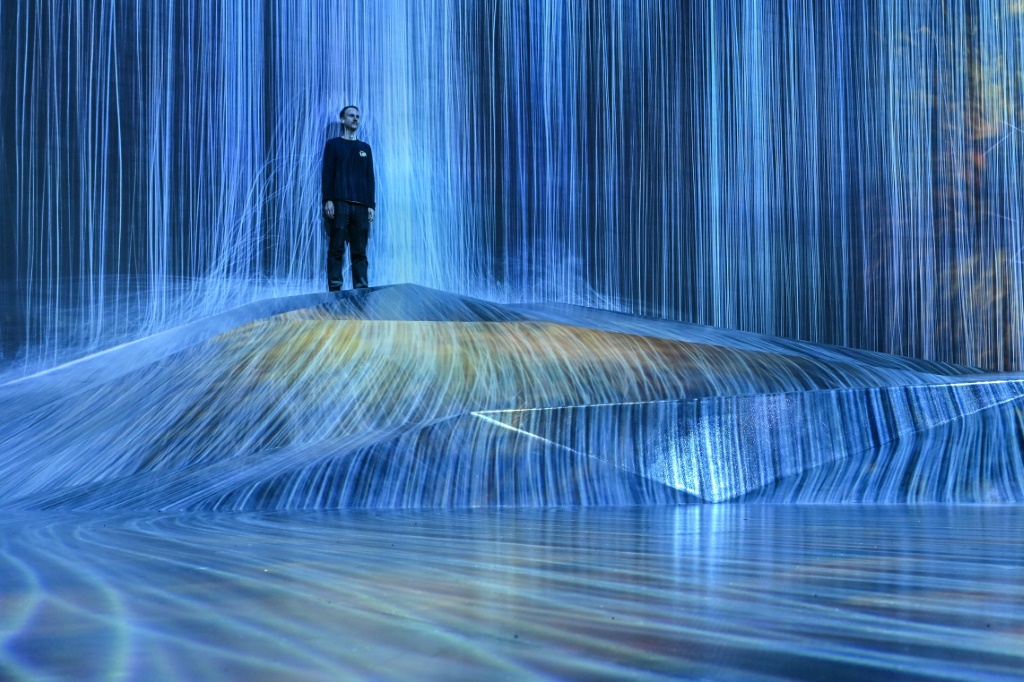 Cascading light and ‘wobbling’ orbs at new Tokyo art museum