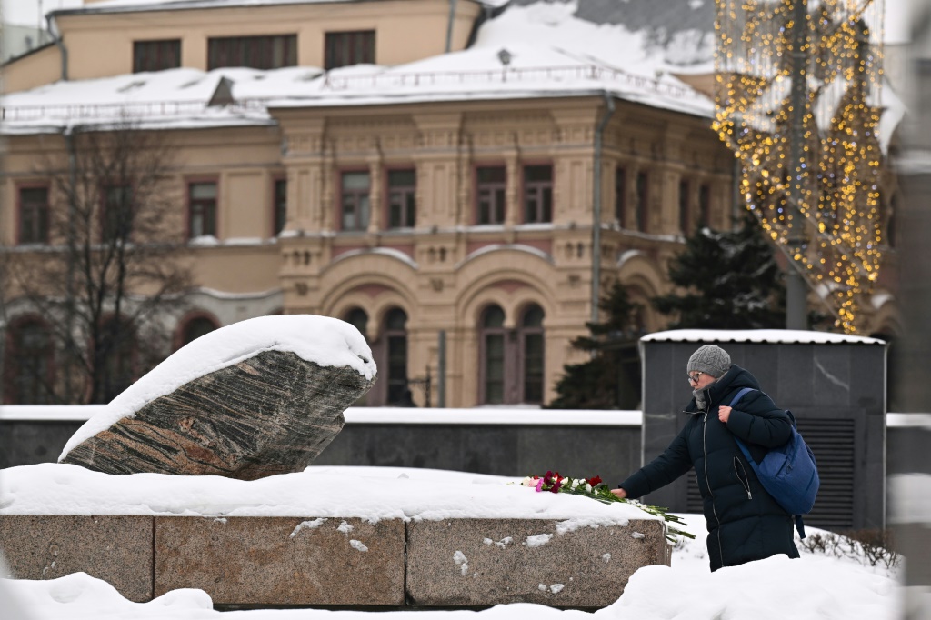 Russia threatening to bury Navalny on prison grounds, team says