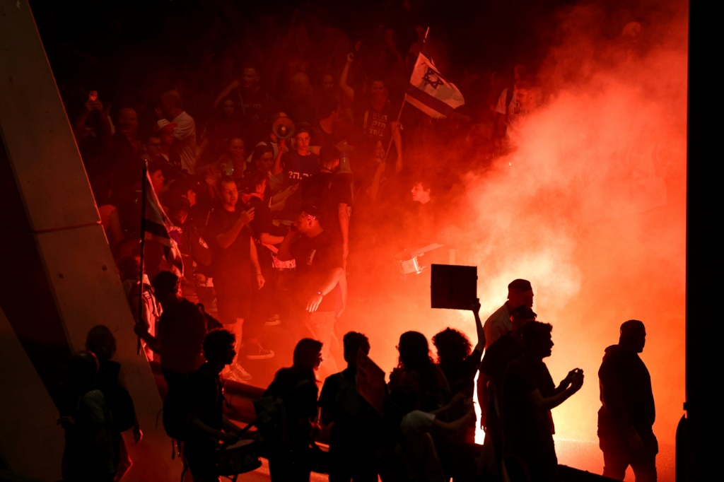 Israelis march against Netanyahu in mass protest