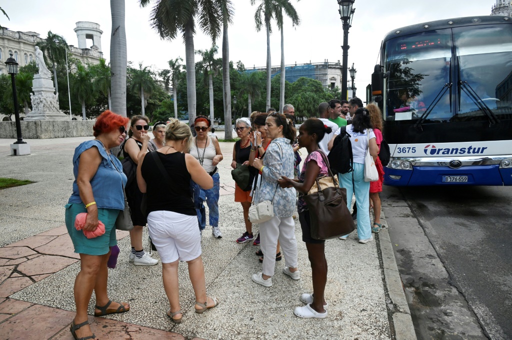 Tourist dreams turn sour after Cuba lights go off