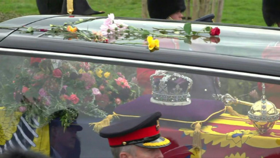 Queen Elizabeth II’s coffin arrives in Windsor