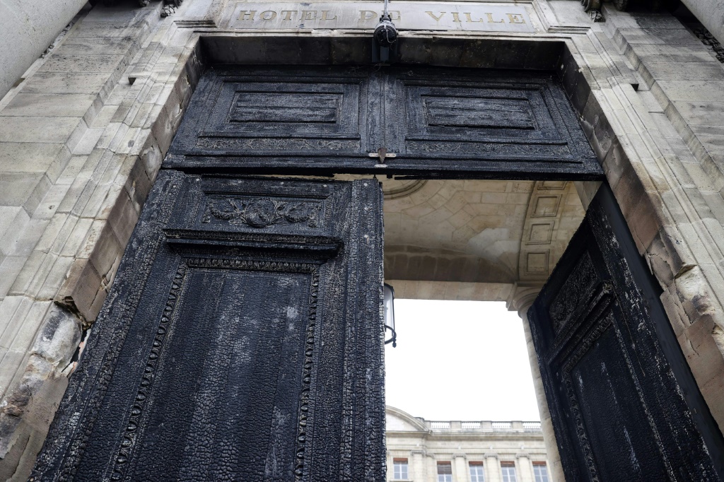 Bordeaux seeks vote on city hall door burned in protests