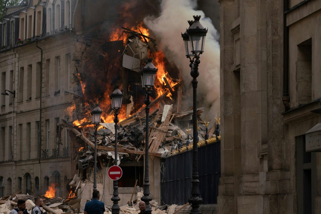 Paris explosion destroys building, injuring 16: police